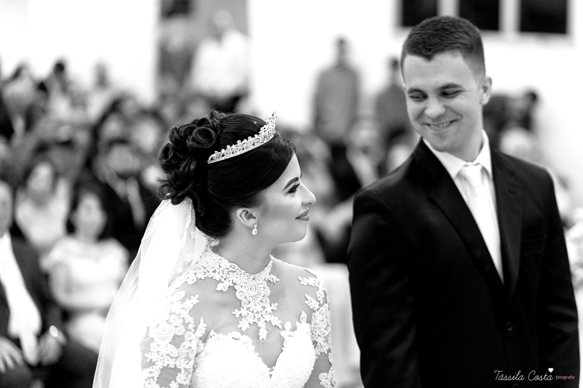 noivo apaixonado, noivo lindo, casamento com o amor da sua vida, casamento econômico, casamento pequeno, ideias para casamento apenas na igreja, casamento sem festa, noivos felizes, vestido de noiva tradicional, aninha noivas vitória es, tássila costa