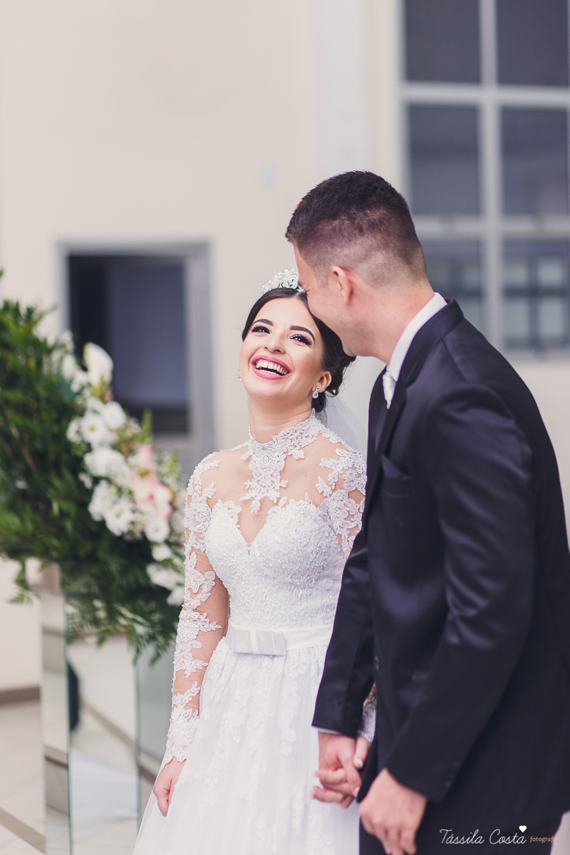 noivo apaixonado, noivo lindo, casamento com o amor da sua vida, casamento econômico, casamento pequeno, ideias para casamento apenas na igreja, casamento sem festa, noivos felizes, vestido de noiva tradicional, aninha noivas vitória es, tássila costa