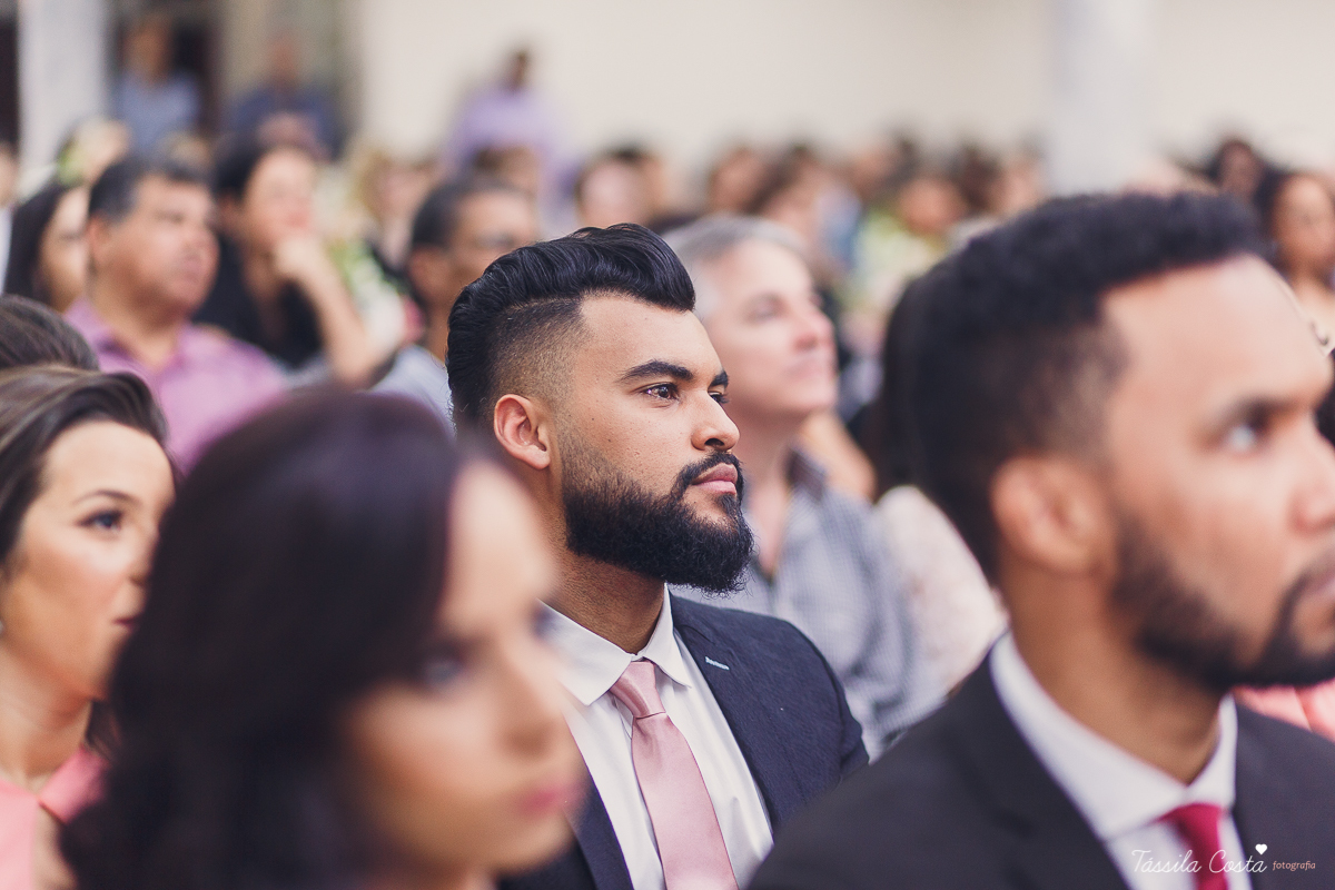 noivo apaixonado, noivo lindo, casamento com o amor da sua vida, casamento econômico, casamento pequeno, ideias para casamento apenas na igreja, casamento sem festa, noivos felizes, vestido de noiva tradicional, aninha noivas vitória es, tássila costa