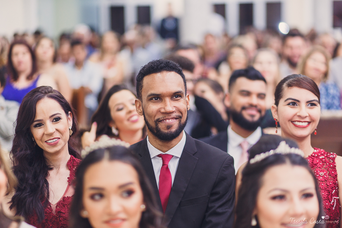 noivo apaixonado, noivo lindo, casamento com o amor da sua vida, casamento econômico, casamento pequeno, ideias para casamento apenas na igreja, casamento sem festa, noivos felizes, vestido de noiva tradicional, aninha noivas vitória es, tássila costa