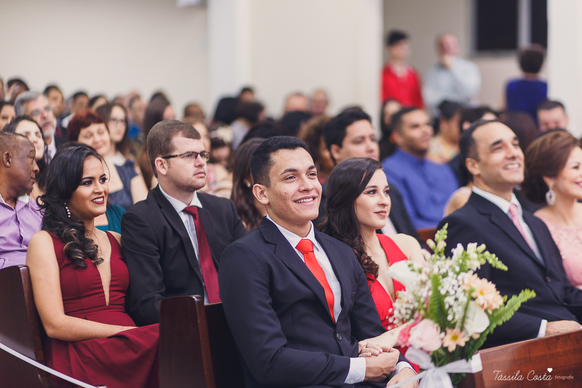 noivo apaixonado, noivo lindo, casamento com o amor da sua vida, casamento econômico, casamento pequeno, ideias para casamento apenas na igreja, casamento sem festa, noivos felizes, vestido de noiva tradicional, aninha noivas vitória es, tássila costa