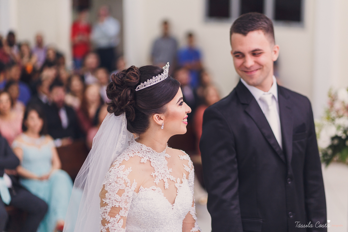 noivo apaixonado, noivo lindo, casamento com o amor da sua vida, casamento econômico, casamento pequeno, ideias para casamento apenas na igreja, casamento sem festa, noivos felizes, vestido de noiva tradicional, aninha noivas vitória es, tássila costa