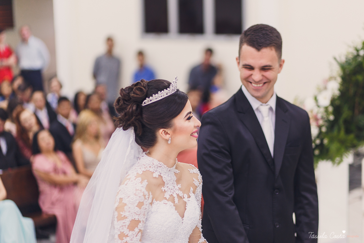 noivo apaixonado, noivo lindo, casamento com o amor da sua vida, casamento econômico, casamento pequeno, ideias para casamento apenas na igreja, casamento sem festa, noivos felizes, vestido de noiva tradicional, aninha noivas vitória es, tássila costa