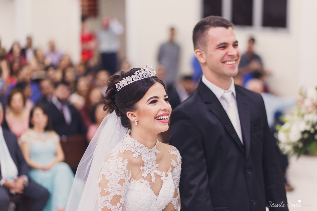 noivo apaixonado, noivo lindo, casamento com o amor da sua vida, casamento econômico, casamento pequeno, ideias para casamento apenas na igreja, casamento sem festa, noivos felizes, vestido de noiva tradicional, aninha noivas vitória es, tássila costa