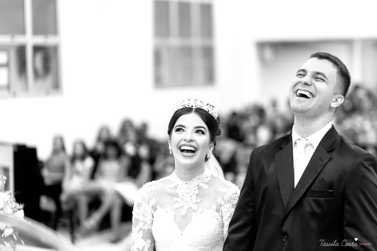 noivo apaixonado, noivo lindo, casamento com o amor da sua vida, casamento econômico, casamento pequeno, ideias para casamento apenas na igreja, casamento sem festa, noivos felizes, vestido de noiva tradicional, aninha noivas vitória es, tássila costa