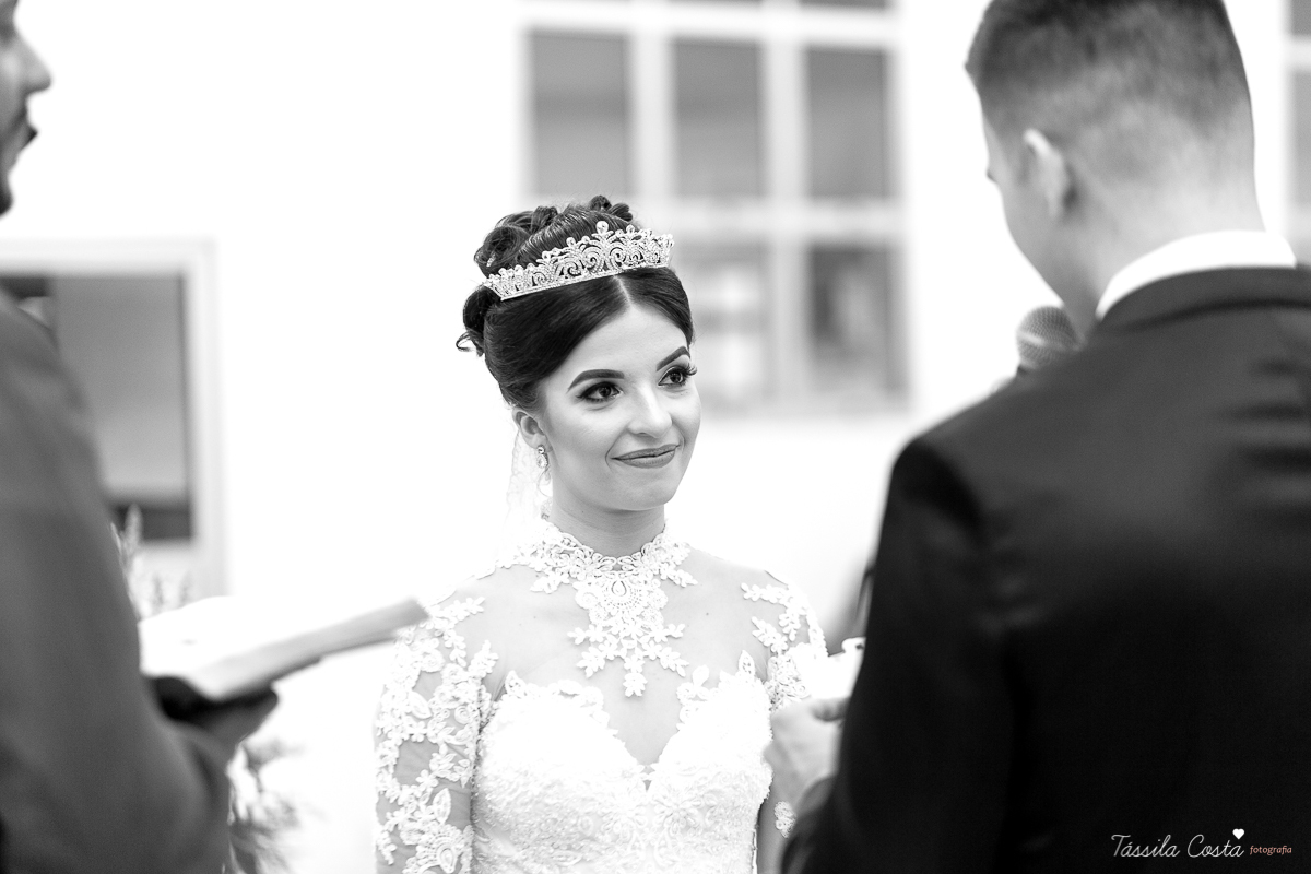 noivo apaixonado, noivo lindo, casamento com o amor da sua vida, casamento econômico, casamento pequeno, ideias para casamento apenas na igreja, casamento sem festa, noivos felizes, vestido de noiva tradicional, aninha noivas vitória es, tássila costa