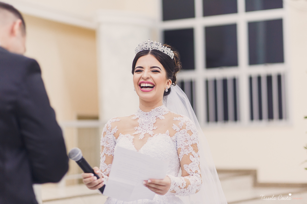 noivo apaixonado, noivo lindo, casamento com o amor da sua vida, casamento econômico, casamento pequeno, ideias para casamento apenas na igreja, casamento sem festa, noivos felizes, vestido de noiva tradicional, aninha noivas vitória es, tássila costa