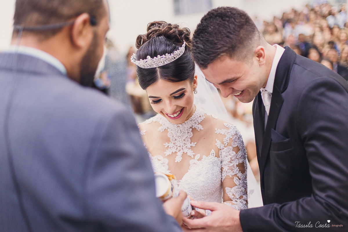 noivo apaixonado, noivo lindo, casamento com o amor da sua vida, casamento econômico, casamento pequeno, ideias para casamento apenas na igreja, casamento sem festa, noivos felizes, vestido de noiva tradicional, aninha noivas vitória es, tássila costa