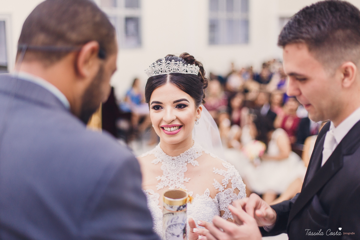 noivo apaixonado, noivo lindo, casamento com o amor da sua vida, casamento econômico, casamento pequeno, ideias para casamento apenas na igreja, casamento sem festa, noivos felizes, vestido de noiva tradicional, aninha noivas vitória es, tássila costa