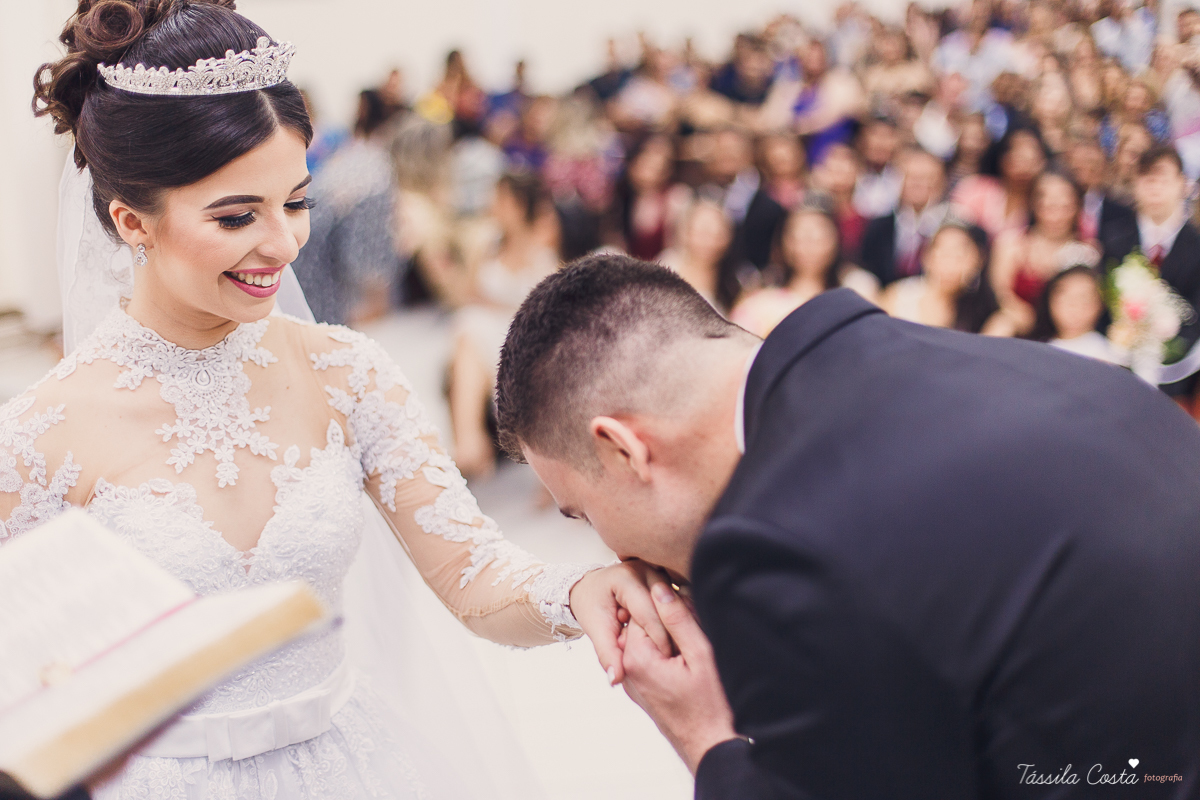 noivo apaixonado, noivo lindo, casamento com o amor da sua vida, casamento econômico, casamento pequeno, ideias para casamento apenas na igreja, casamento sem festa, noivos felizes, vestido de noiva tradicional, aninha noivas vitória es, tássila costa