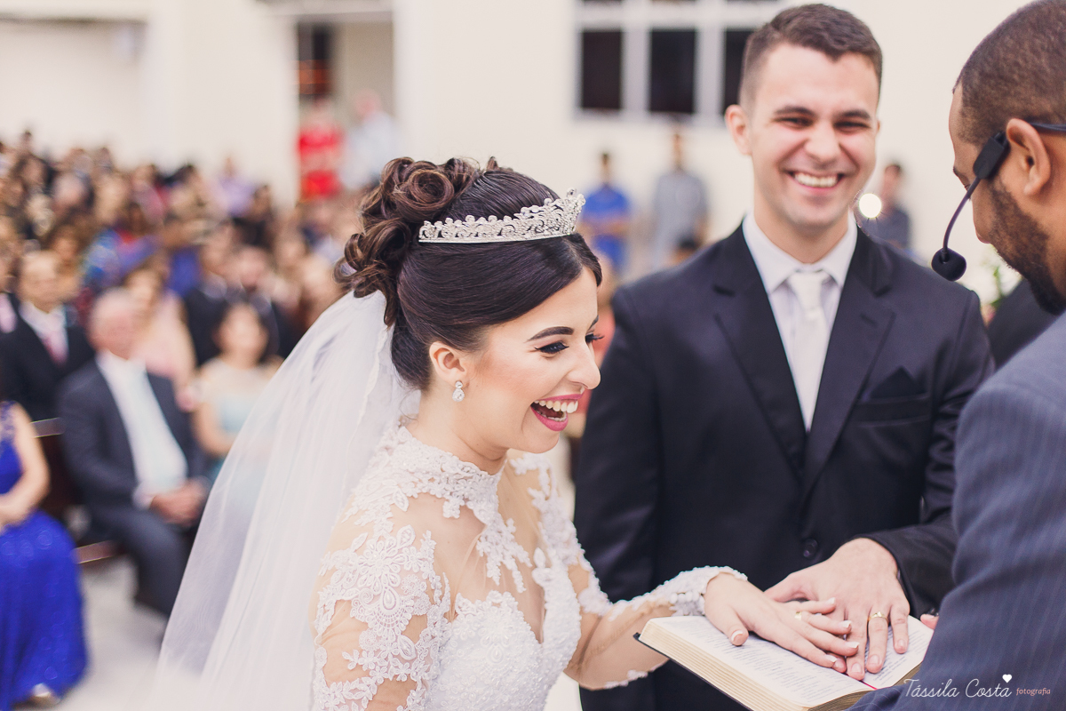 noivo apaixonado, noivo lindo, casamento com o amor da sua vida, casamento econômico, casamento pequeno, ideias para casamento apenas na igreja, casamento sem festa, noivos felizes, vestido de noiva tradicional, aninha noivas vitória es, tássila costa