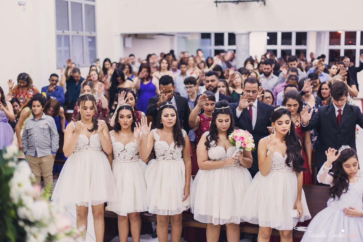 noivo apaixonado, noivo lindo, casamento com o amor da sua vida, casamento econômico, casamento pequeno, ideias para casamento apenas na igreja, casamento sem festa, noivos felizes, vestido de noiva tradicional, aninha noivas vitória es, tássila costa