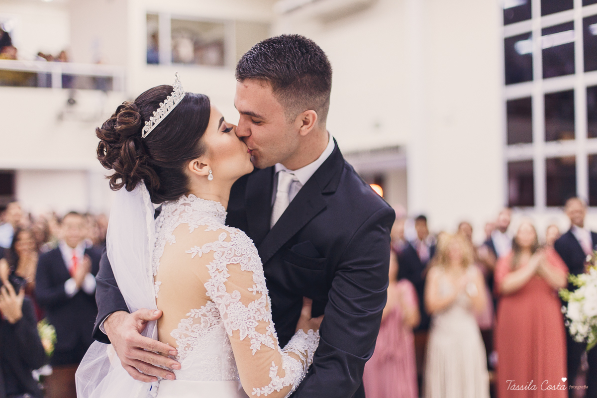 noivo apaixonado, noivo lindo, casamento com o amor da sua vida, casamento econômico, casamento pequeno, ideias para casamento apenas na igreja, casamento sem festa, noivos felizes, vestido de noiva tradicional, aninha noivas vitória es, tássila costa