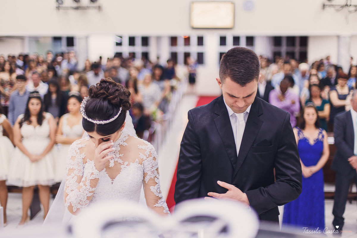 noivo apaixonado, noivo lindo, casamento com o amor da sua vida, casamento econômico, casamento pequeno, ideias para casamento apenas na igreja, casamento sem festa, noivos felizes, vestido de noiva tradicional, aninha noivas vitória es, tássila costa