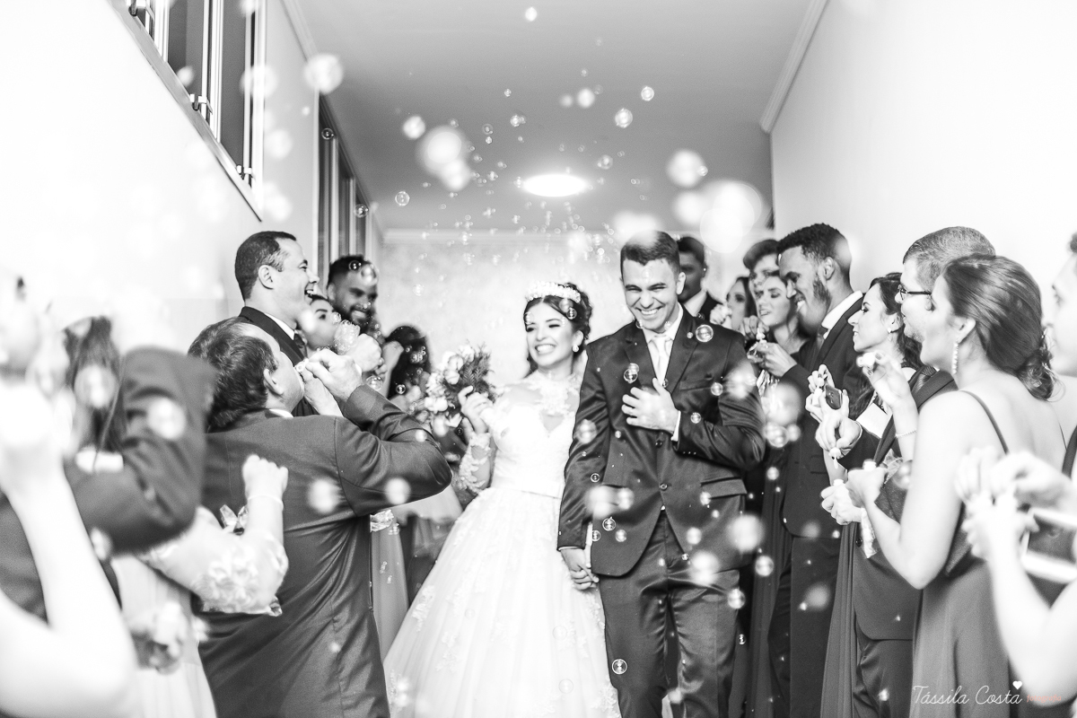 noivo apaixonado, noivo lindo, casamento com o amor da sua vida, casamento econômico, casamento pequeno, ideias para casamento apenas na igreja, casamento sem festa, noivos felizes, vestido de noiva tradicional, aninha noivas vitória es, tássila costa