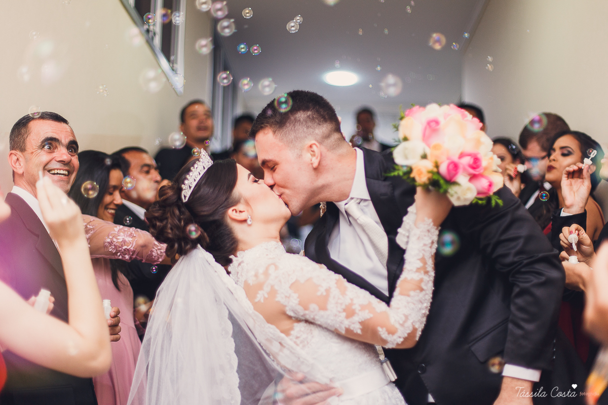 noivo apaixonado, noivo lindo, casamento com o amor da sua vida, casamento econômico, casamento pequeno, ideias para casamento apenas na igreja, casamento sem festa, noivos felizes, vestido de noiva tradicional, aninha noivas vitória es, tássila costa