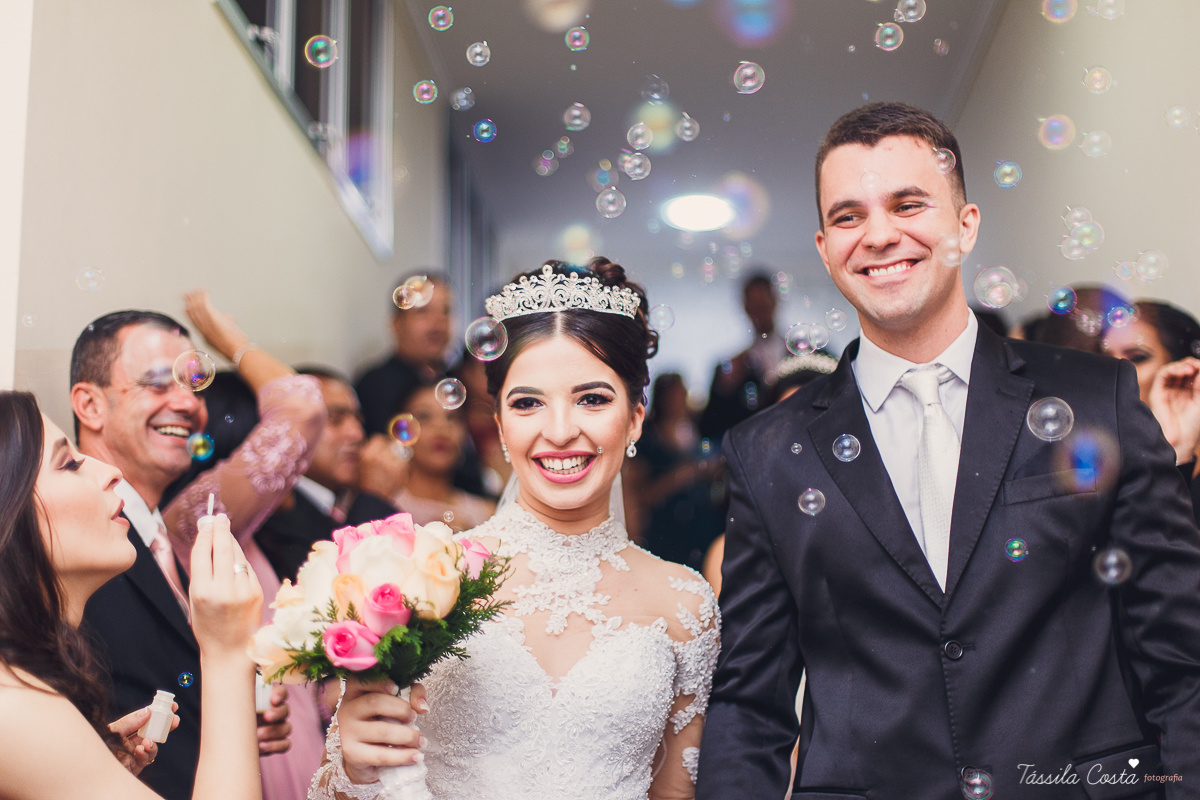 noivo apaixonado, noivo lindo, casamento com o amor da sua vida, casamento econômico, casamento pequeno, ideias para casamento apenas na igreja, casamento sem festa, noivos felizes, vestido de noiva tradicional, aninha noivas vitória es, tássila costa