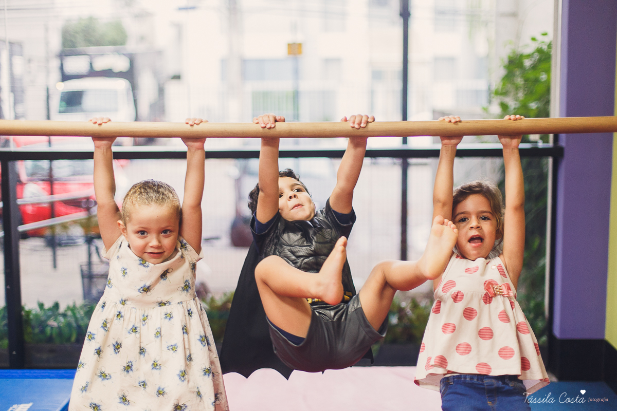 festa super animada em vitoria es, the little gym, enseada do suá, fotografia de festa infantil, tassila costa 