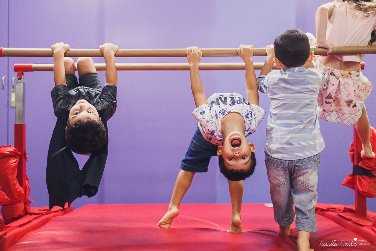 festa super animada em vitoria es, the little gym, enseada do suá, fotografia de festa infantil, tassila costa 