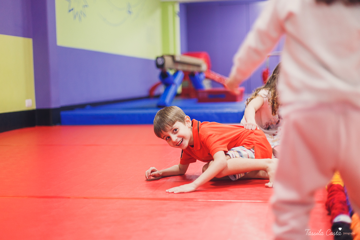 festa super animada em vitoria es, the little gym, enseada do suá, fotografia de festa infantil, tassila costa 