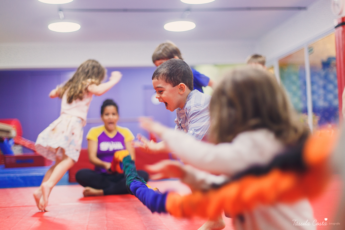festa super animada em vitoria es, the little gym, enseada do suá, fotografia de festa infantil, tassila costa 