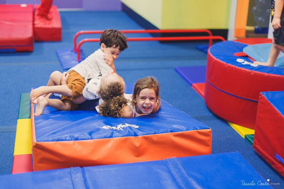 festa super animada em vitoria es, the little gym, enseada do suá, fotografia de festa infantil, tassila costa 