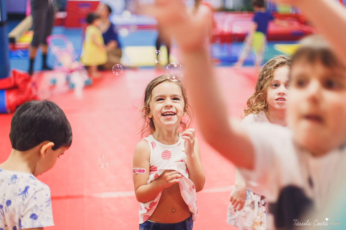 festa super animada em vitoria es, the little gym, enseada do suá, fotografia de festa infantil, tassila costa 