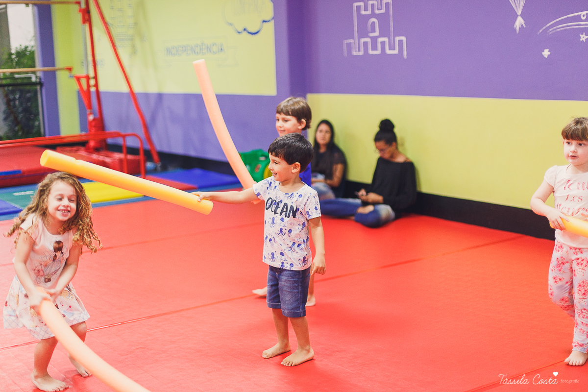 festa super animada em vitoria es, the little gym, enseada do suá, fotografia de festa infantil, tassila costa 