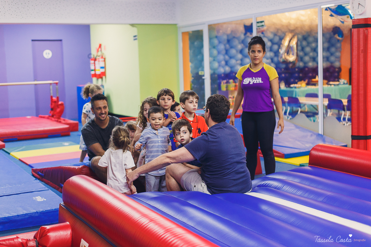 festa super animada em vitoria es, the little gym, enseada do suá, fotografia de festa infantil, tassila costa 