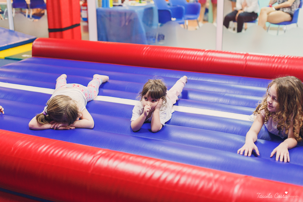 festa super animada em vitoria es, the little gym, enseada do suá, fotografia de festa infantil, tassila costa 