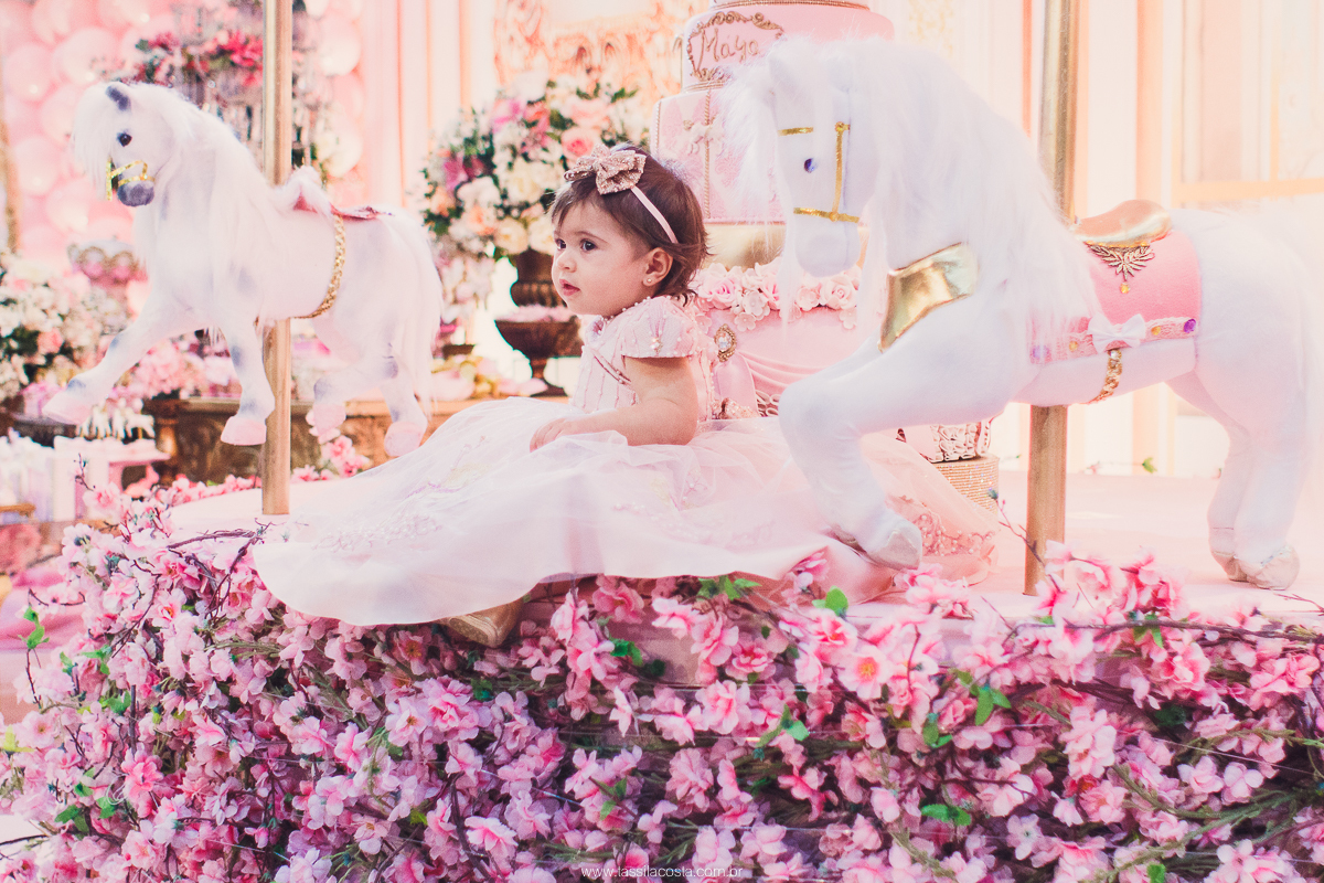 festa de menina no tema Carrossel, festa linda em vitória ES, cerimonial lindo em Vitória ES, fotografia de festa infantil, fotógrafa profissional de festa infantil, amo festas, cidade linda e festeira, Maya 1 ano, papais que amam festa, le Infance do ES