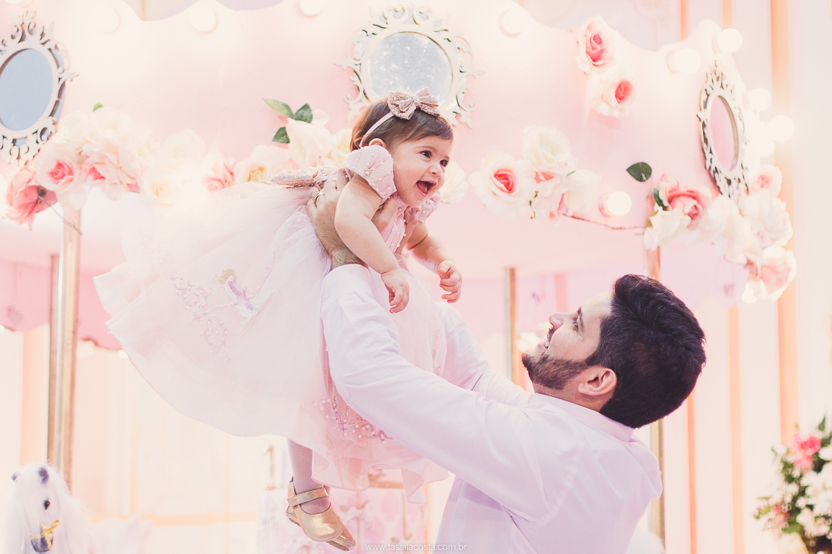 festa de menina no tema Carrossel, festa linda em vitória ES, cerimonial lindo em Vitória ES, fotografia de festa infantil, fotógrafa profissional de festa infantil, amo festas, cidade linda e festeira, Maya 1 ano, papais que amam festa, le Infance do ES