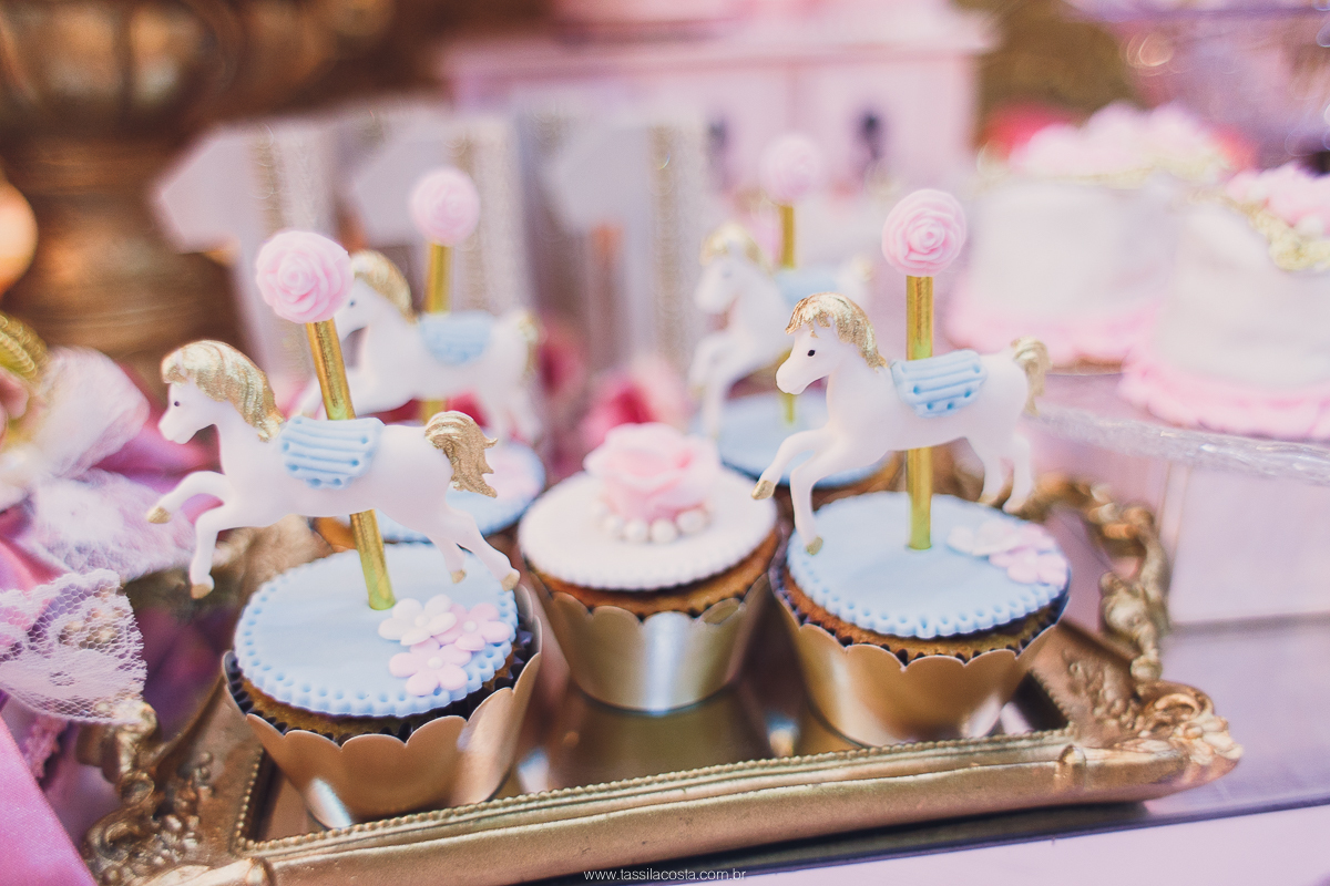 festa de menina no tema Carrossel, festa linda em vitória ES, cerimonial lindo em Vitória ES, fotografia de festa infantil, fotógrafa profissional de festa infantil, amo festas, cidade linda e festeira, Maya 1 ano, papais que amam festa, le Infance do ES