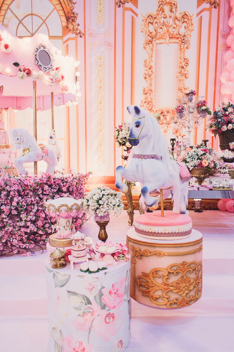 festa de menina no tema Carrossel, festa linda em vitória ES, cerimonial lindo em Vitória ES, fotografia de festa infantil, fotógrafa profissional de festa infantil, amo festas, cidade linda e festeira, Maya 1 ano, papais que amam festa, le Infance do ES