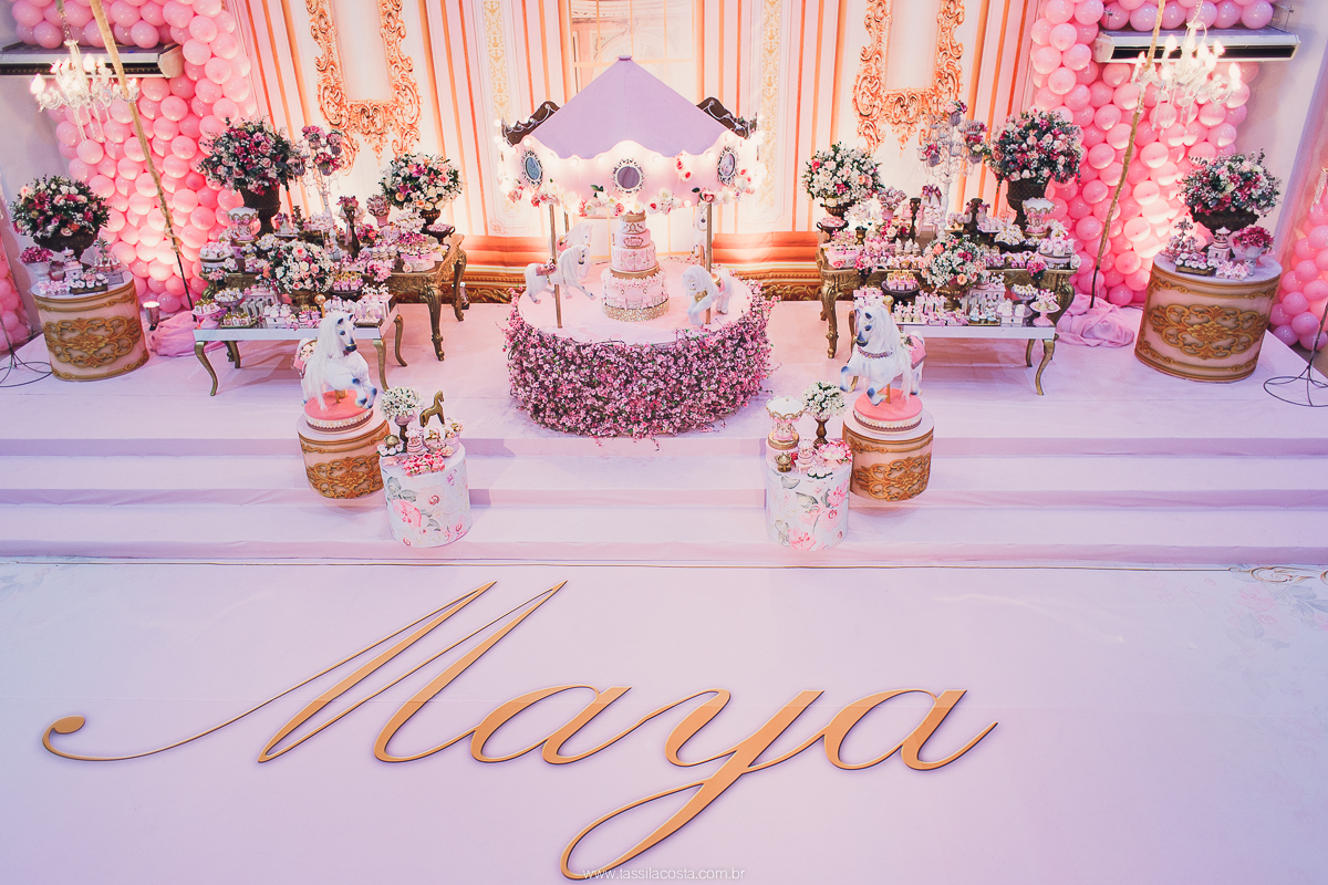 festa de menina no tema Carrossel, festa linda em vitória ES, cerimonial lindo em Vitória ES, fotografia de festa infantil, fotógrafa profissional de festa infantil, amo festas, cidade linda e festeira, Maya 1 ano, papais que amam festa, le Infance do ES