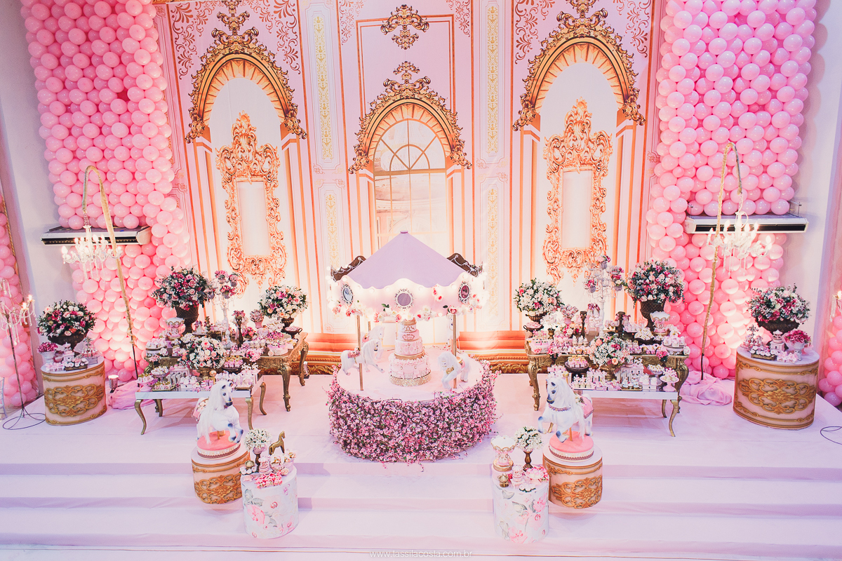 festa de menina no tema Carrossel, festa linda em vitória ES, cerimonial lindo em Vitória ES, fotografia de festa infantil, fotógrafa profissional de festa infantil, amo festas, cidade linda e festeira, Maya 1 ano, papais que amam festa, le Infance do ES