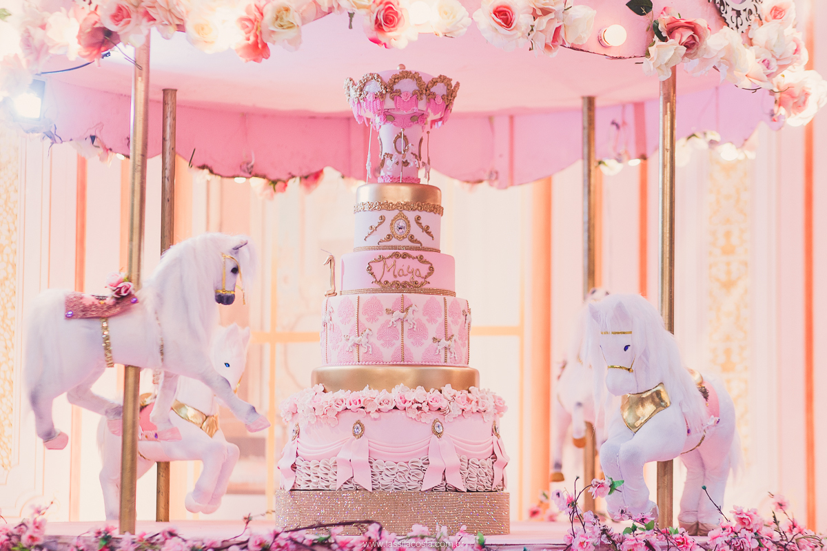 festa de menina no tema Carrossel, festa linda em vitória ES, cerimonial lindo em Vitória ES, fotografia de festa infantil, fotógrafa profissional de festa infantil, amo festas, cidade linda e festeira, Maya 1 ano, papais que amam festa, le Infance do ES