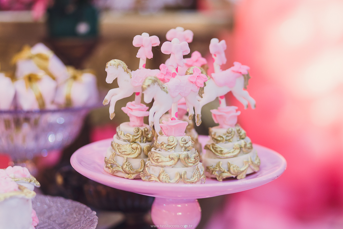 festa de menina no tema Carrossel, festa linda em vitória ES, cerimonial lindo em Vitória ES, fotografia de festa infantil, fotógrafa profissional de festa infantil, amo festas, cidade linda e festeira, Maya 1 ano, papais que amam festa, le Infance do ES