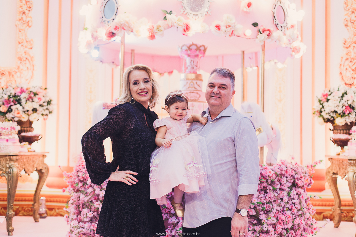festa de menina no tema Carrossel, festa linda em vitória ES, cerimonial lindo em Vitória ES, fotografia de festa infantil, fotógrafa profissional de festa infantil, amo festas, cidade linda e festeira, Maya 1 ano, papais que amam festa, le Infance do ES