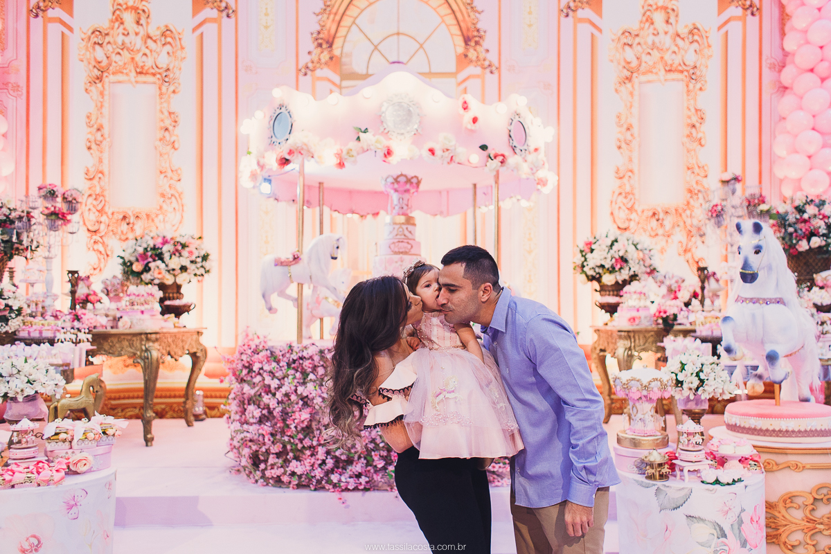 festa de menina no tema Carrossel, festa linda em vitória ES, cerimonial lindo em Vitória ES, fotografia de festa infantil, fotógrafa profissional de festa infantil, amo festas, cidade linda e festeira, Maya 1 ano, papais que amam festa, le Infance do ES