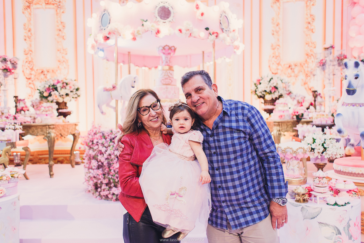 festa de menina no tema Carrossel, festa linda em vitória ES, cerimonial lindo em Vitória ES, fotografia de festa infantil, fotógrafa profissional de festa infantil, amo festas, cidade linda e festeira, Maya 1 ano, papais que amam festa, le Infance do ES