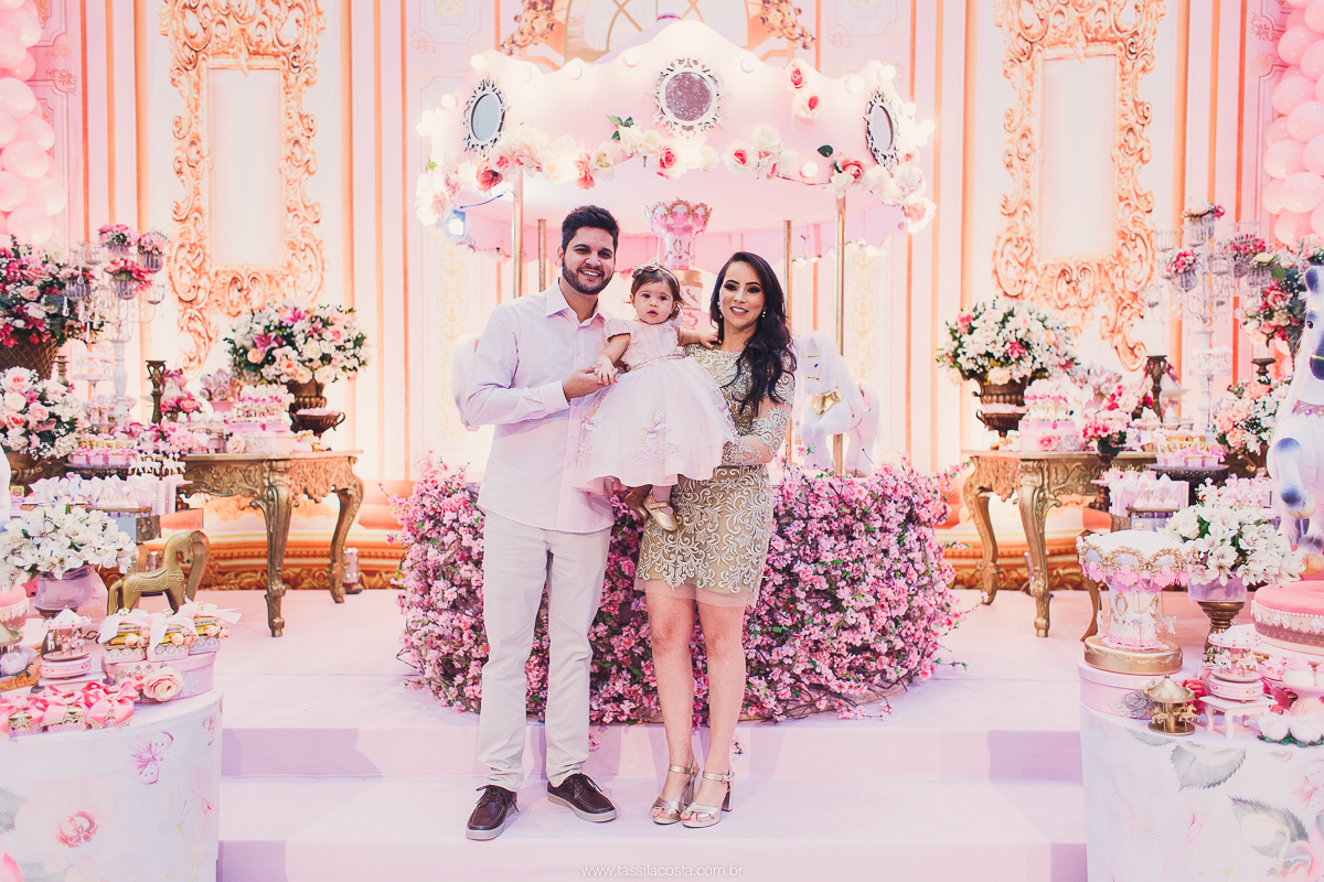 festa de menina no tema Carrossel, festa linda em vitória ES, cerimonial lindo em Vitória ES, fotografia de festa infantil, fotógrafa profissional de festa infantil, amo festas, cidade linda e festeira, Maya 1 ano, papais que amam festa, le Infance do ES