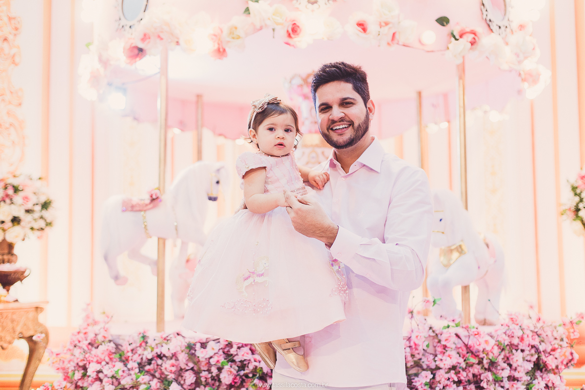 festa de menina no tema Carrossel, festa linda em vitória ES, cerimonial lindo em Vitória ES, fotografia de festa infantil, fotógrafa profissional de festa infantil, amo festas, cidade linda e festeira, Maya 1 ano, papais que amam festa, le Infance do ES