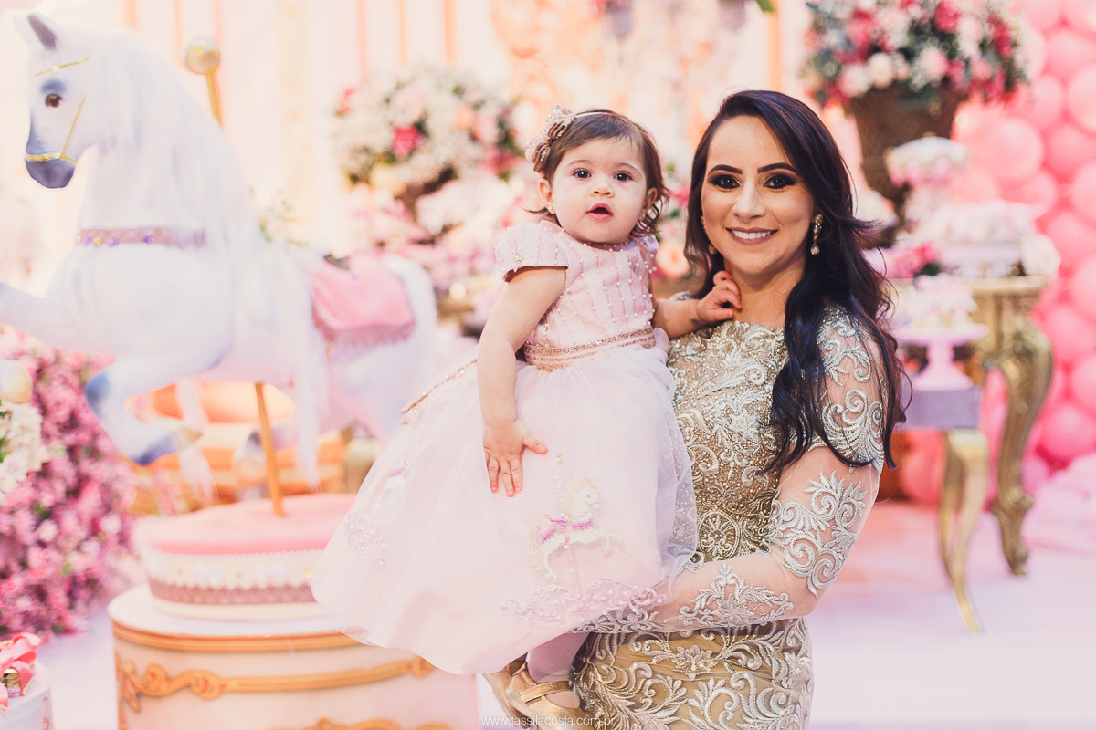 festa de menina no tema Carrossel, festa linda em vitória ES, cerimonial lindo em Vitória ES, fotografia de festa infantil, fotógrafa profissional de festa infantil, amo festas, cidade linda e festeira, Maya 1 ano, papais que amam festa, le Infance do ES