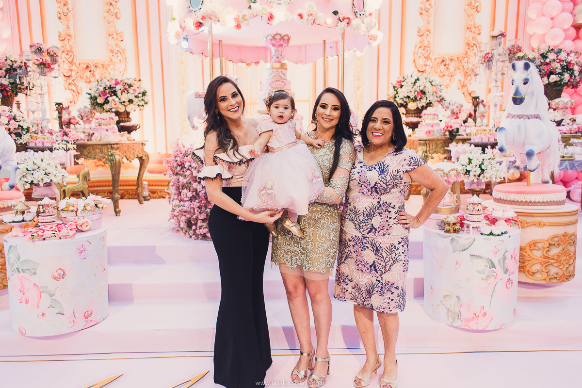 festa de menina no tema Carrossel, festa linda em vitória ES, cerimonial lindo em Vitória ES, fotografia de festa infantil, fotógrafa profissional de festa infantil, amo festas, cidade linda e festeira, Maya 1 ano, papais que amam festa, le Infance do ES