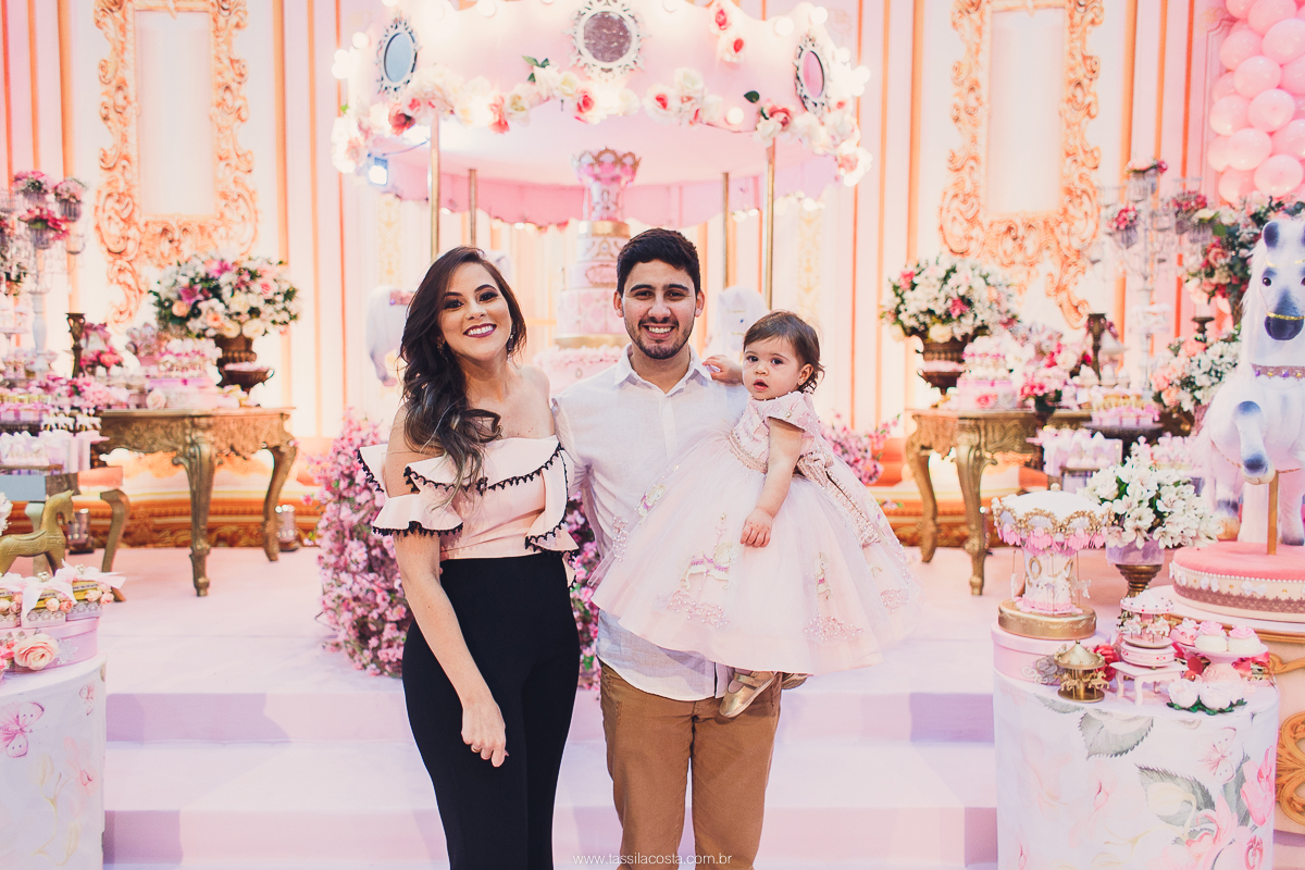 festa de menina no tema Carrossel, festa linda em vitória ES, cerimonial lindo em Vitória ES, fotografia de festa infantil, fotógrafa profissional de festa infantil, amo festas, cidade linda e festeira, Maya 1 ano, papais que amam festa, le Infance do ES