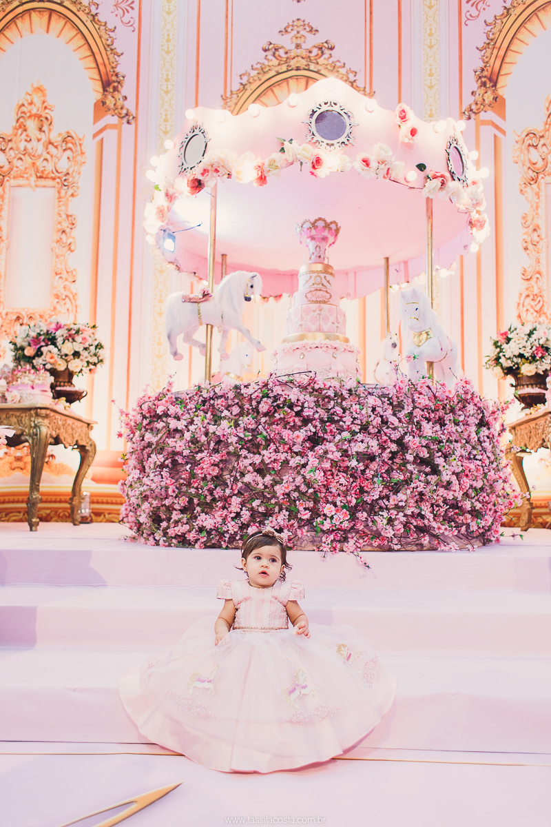 festa de menina no tema Carrossel, festa linda em vitória ES, cerimonial lindo em Vitória ES, fotografia de festa infantil, fotógrafa profissional de festa infantil, amo festas, cidade linda e festeira, Maya 1 ano, papais que amam festa, le Infance do ES