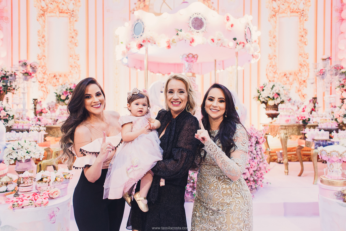 festa de menina no tema Carrossel, festa linda em vitória ES, cerimonial lindo em Vitória ES, fotografia de festa infantil, fotógrafa profissional de festa infantil, amo festas, cidade linda e festeira, Maya 1 ano, papais que amam festa, le Infance do ES