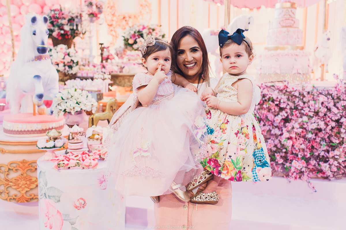 festa de menina no tema Carrossel, festa linda em vitória ES, cerimonial lindo em Vitória ES, fotografia de festa infantil, fotógrafa profissional de festa infantil, amo festas, cidade linda e festeira, Maya 1 ano, papais que amam festa, le Infance do ES