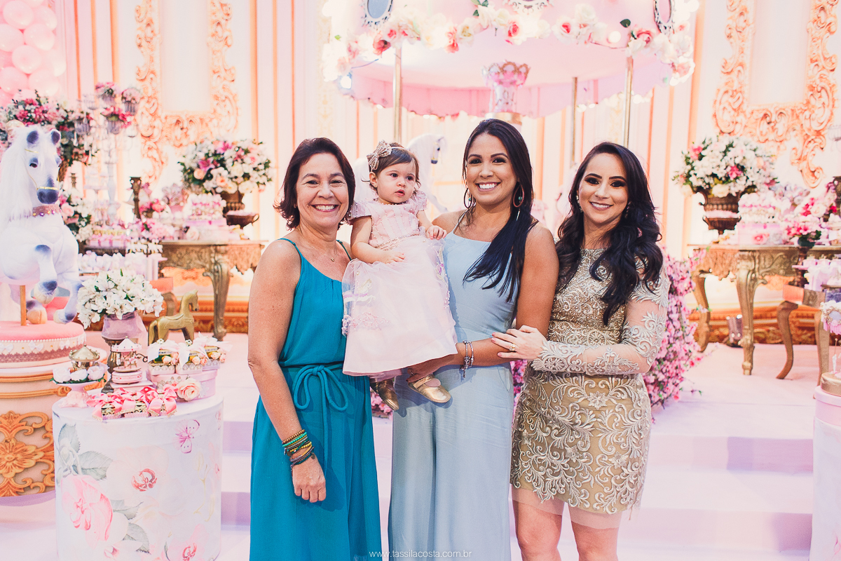 festa de menina no tema Carrossel, festa linda em vitória ES, cerimonial lindo em Vitória ES, fotografia de festa infantil, fotógrafa profissional de festa infantil, amo festas, cidade linda e festeira, Maya 1 ano, papais que amam festa, le Infance do ES